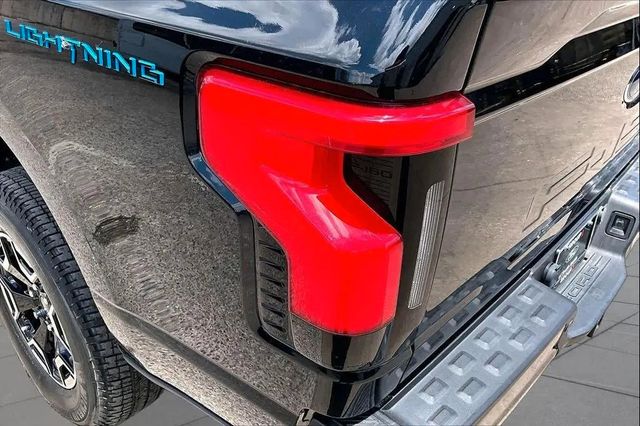 Ford F 150 Lightning XLT 2025 schwarz im Vorlauf