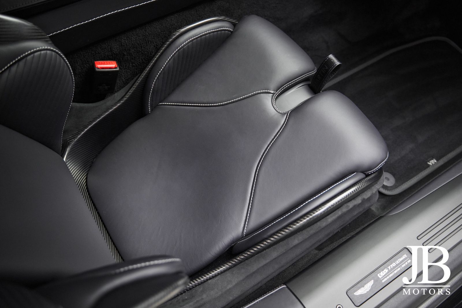 Fahrzeugabbildung Aston Martin DBS V12 770 Ultimate Carbon Performance Seats