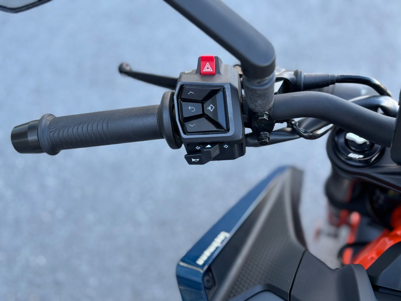 Fahrzeugabbildung KTM 390 Duke Modell 2025 beide Farben lagernd