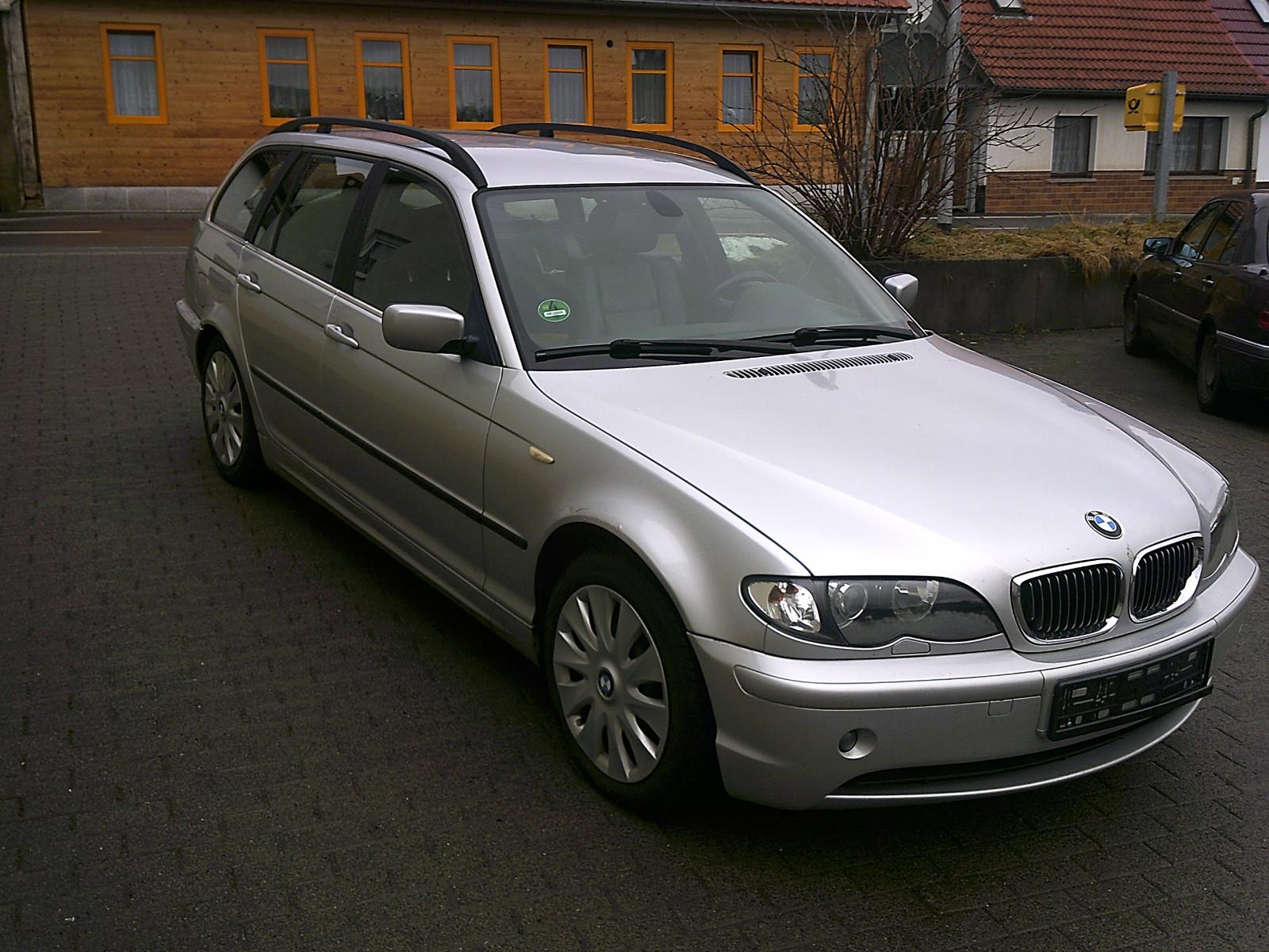 BMW 320 2004 — rear view