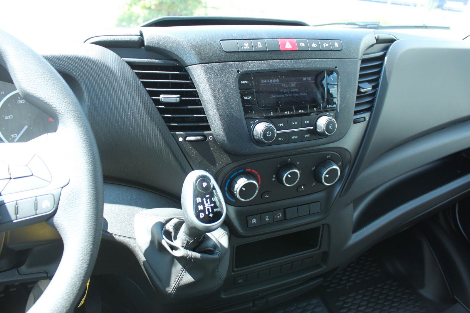 Fahrzeugabbildung Iveco Daily 35S14HEA8 Koffer Ladebordwand