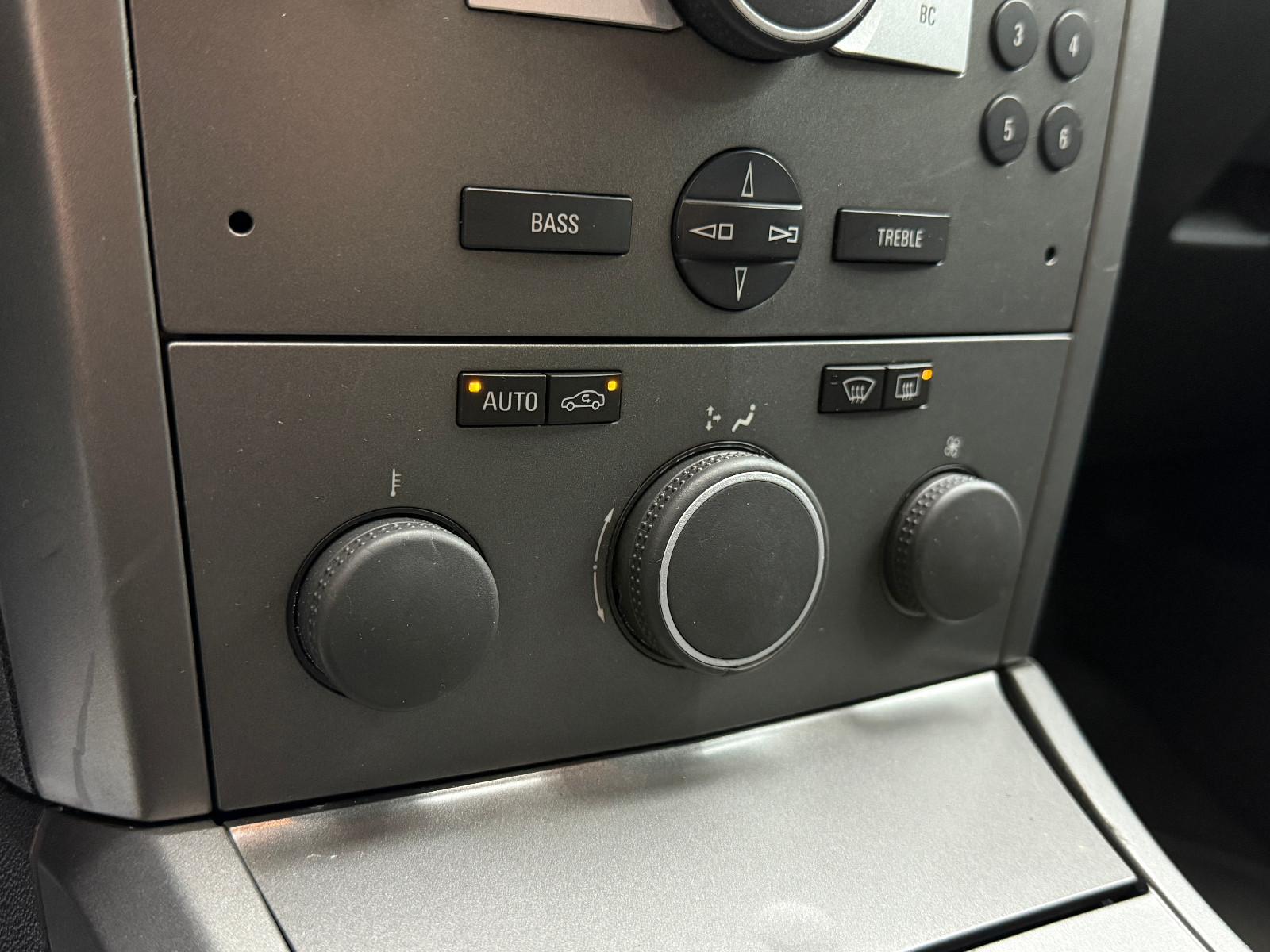 Opel Astra 2004 — photo 18