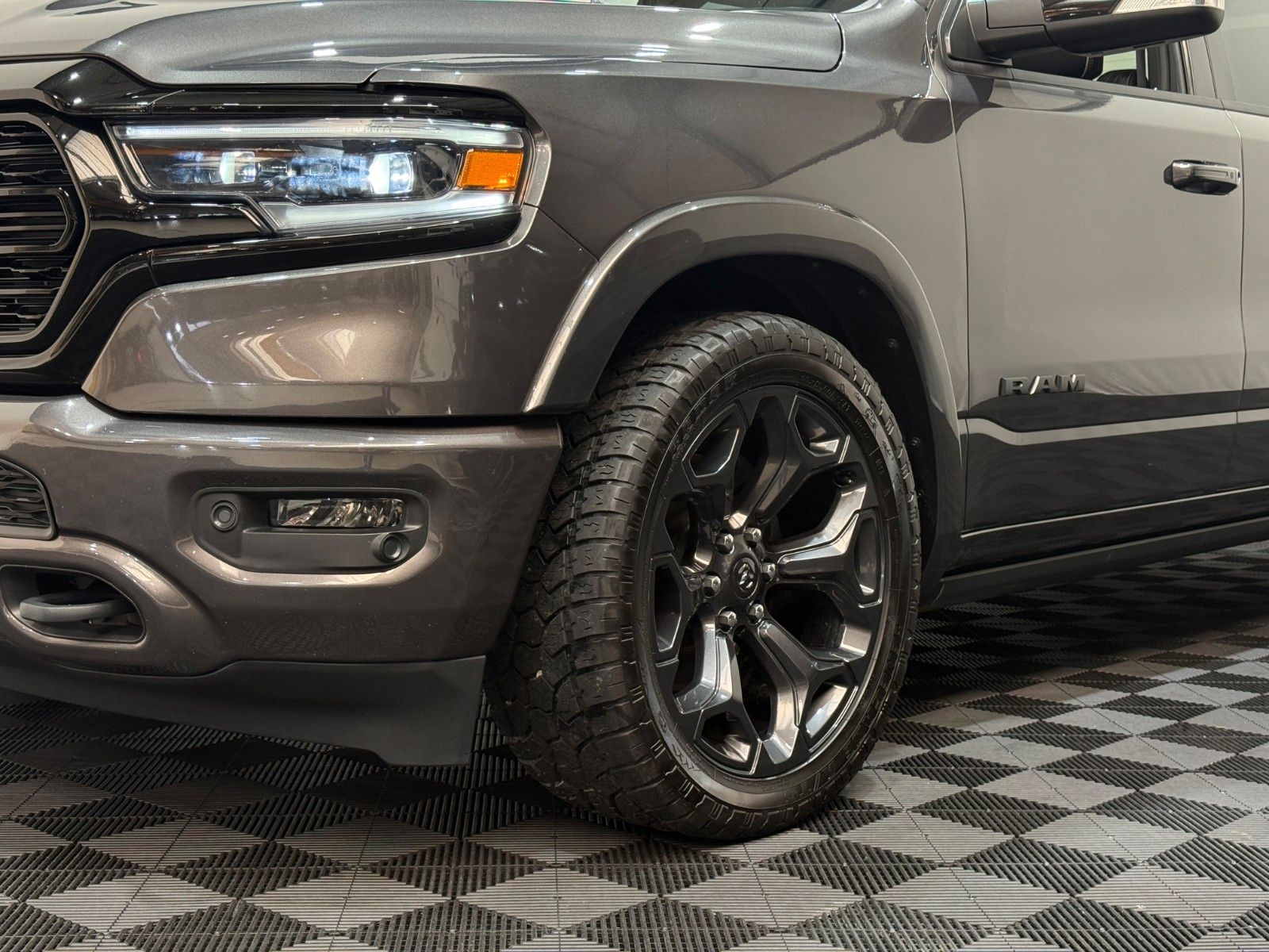 Fahrzeugabbildung Dodge RAM 1500 LIMITED NIGHT CREW CAB 4x4 RAMBOX