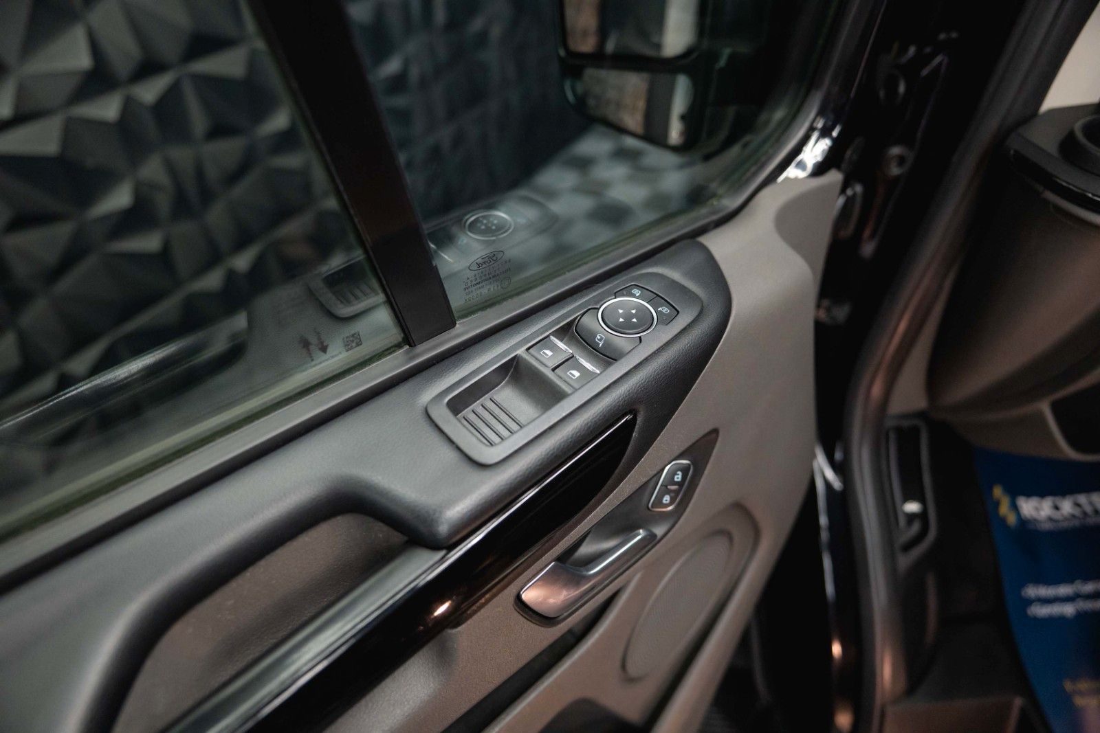 Fahrzeugabbildung Ford Tourneo Custom 320 L2 Sport | 8Sitze | ACC | LED