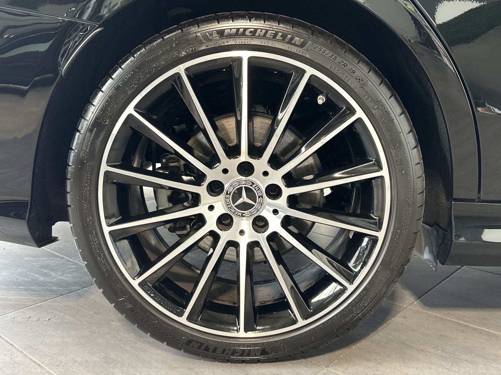 Fahrzeugabbildung Mercedes-Benz C 220d AMG-Line NAV+LED+AHK+PANO+19ZO+DISTRONIC