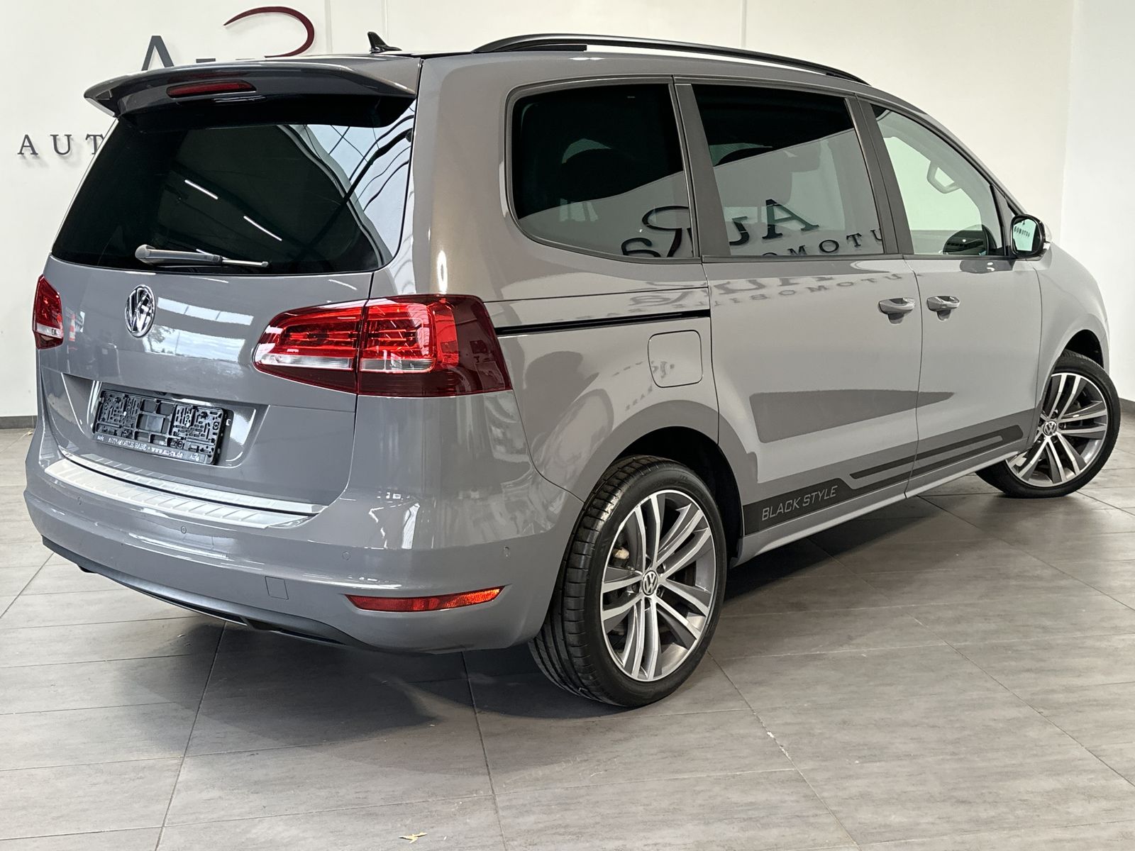 Fahrzeugabbildung Volkswagen Sharan 1.4 TSI DSG HL 7-Sitzer NAV+XEN+AHK+PANO