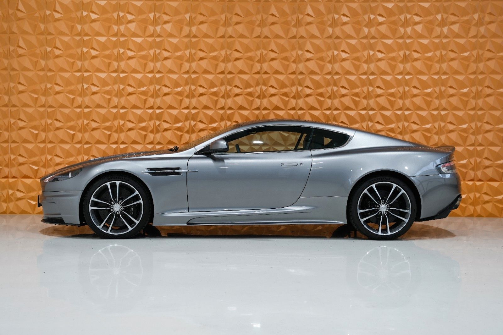 Fahrzeugabbildung Aston Martin DBS 6.0 Touchtronic V12 " Casino Royal " Carbon