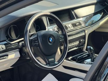 BMW 750 - 8