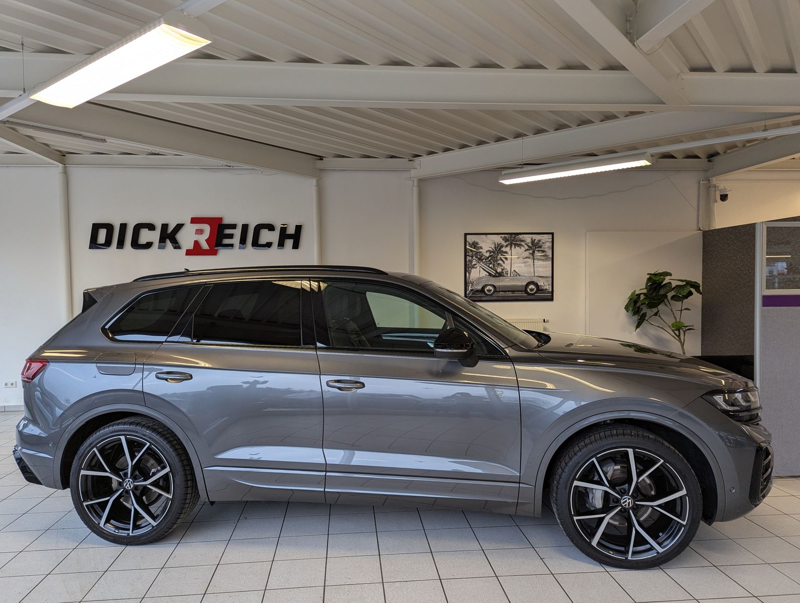 VW Touareg 3.0TDI 4M R-Line VOLL Black 22" UPE 114T - Image 8