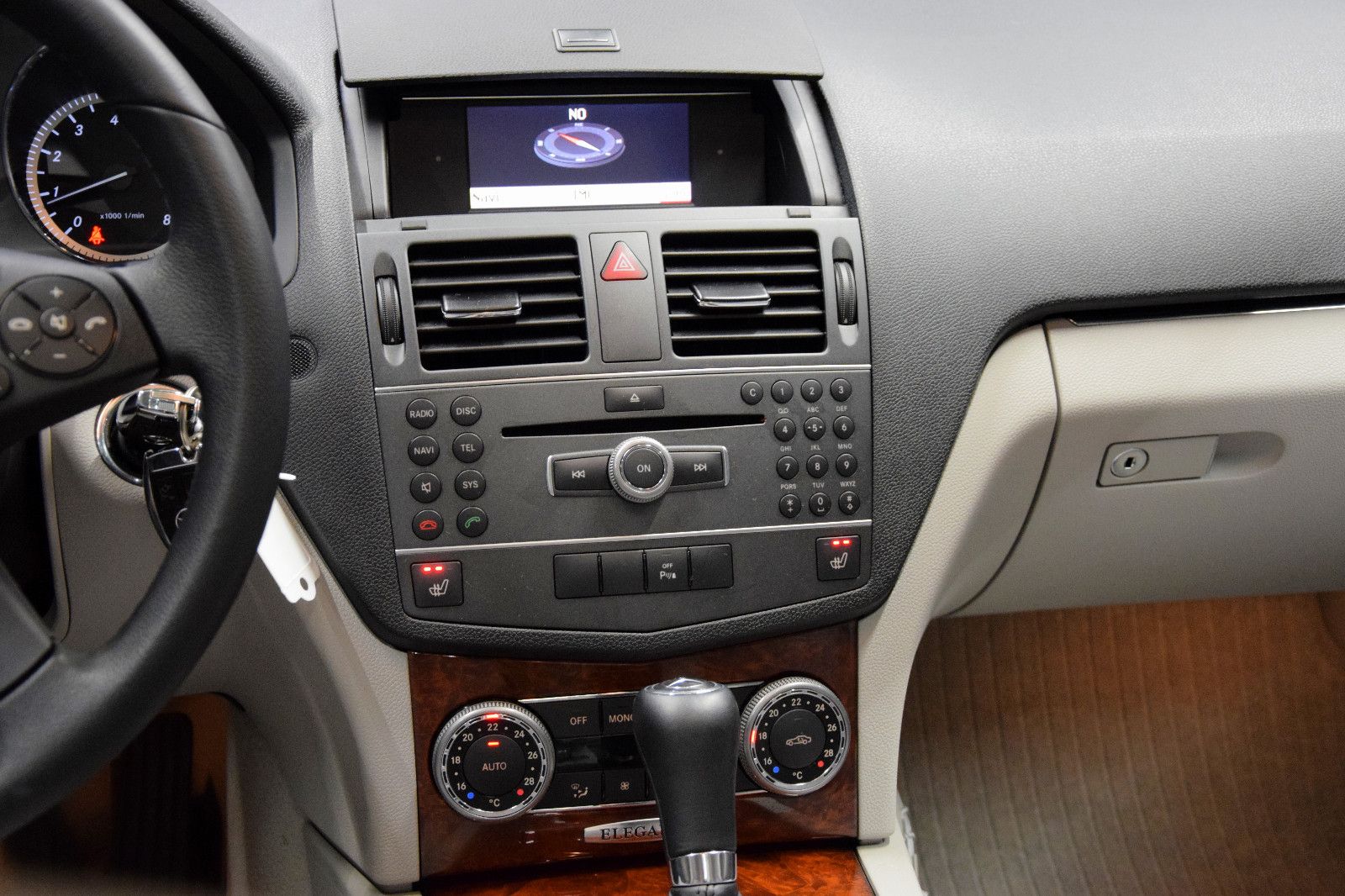 Fahrzeugabbildung Mercedes-Benz C 180 CGI Elegance Limousine Automatik 1. Hand