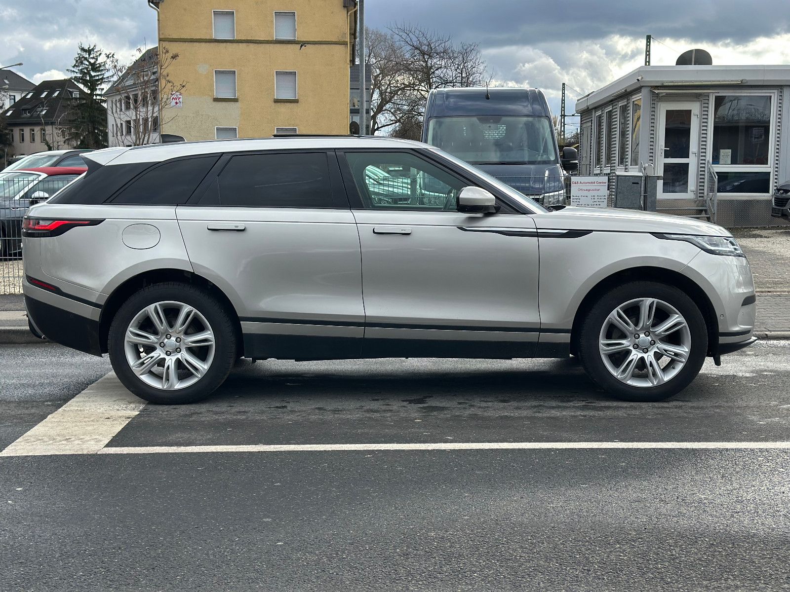 Fahrzeugabbildung Land Rover RANGE ROVER VELAR SE*MOD.2021+AHK+PANO+U.V.M*