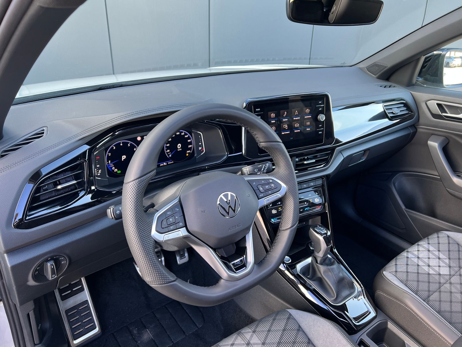 Fahrzeugabbildung Volkswagen T-Roc R-Line 1.5 TSI DSG *Black Style, AHK, Pano