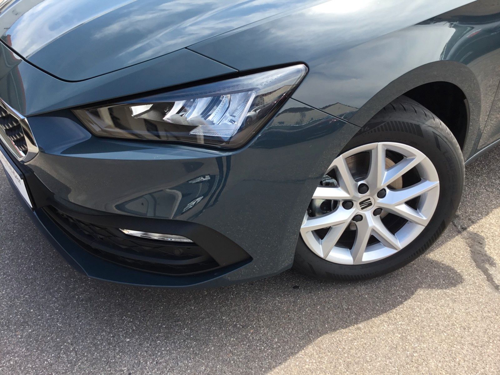 Fahrzeugabbildung SEAT Leon 1.5 eTSI Style DSG Sportstourer+LED+ACC+AHK