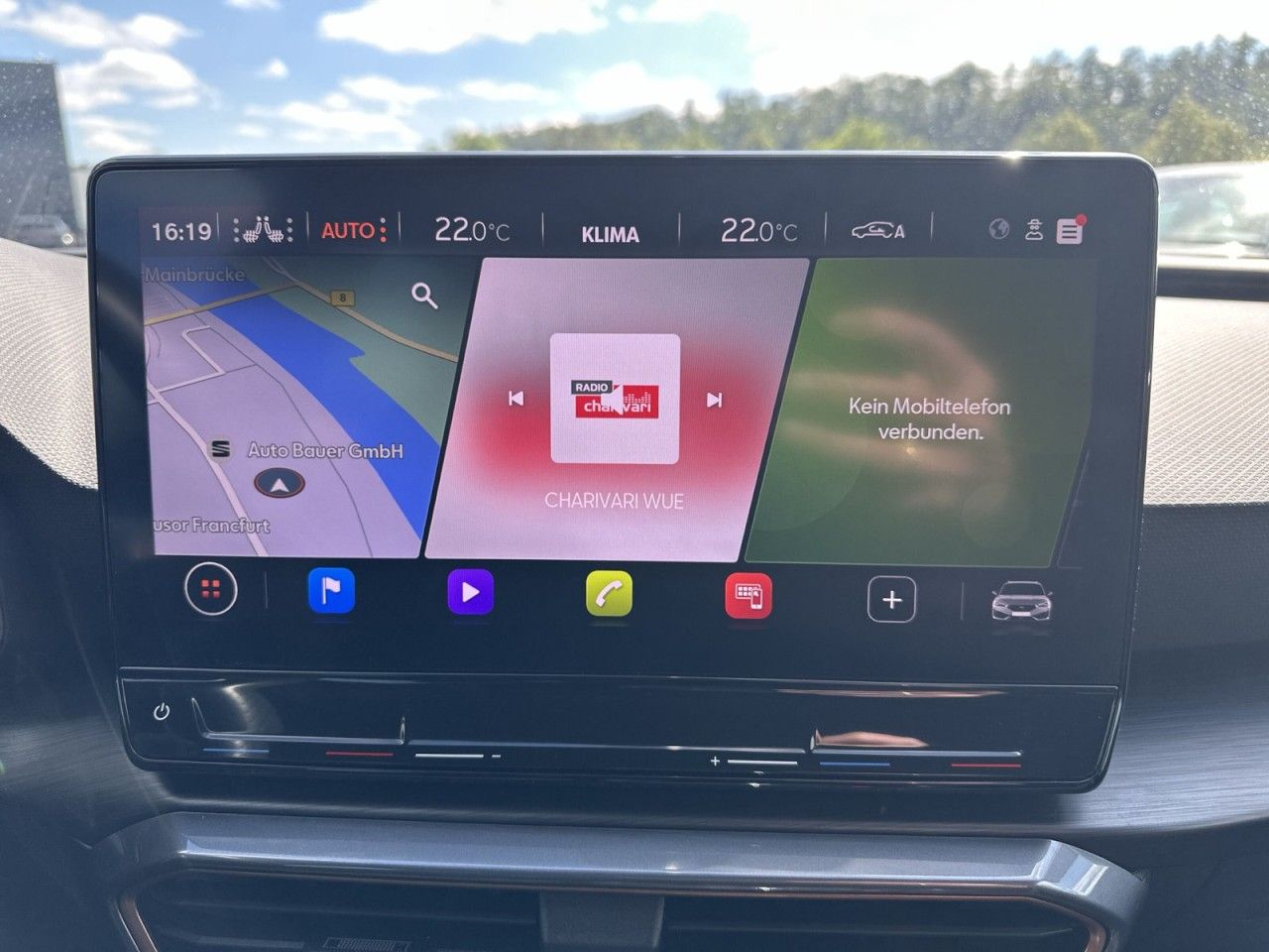 Fahrzeugabbildung CUPRA Leon Sportstourer VZ 2.0 TSI 4Drive DSG*AHK* - mit KI generiert/bearbeitet