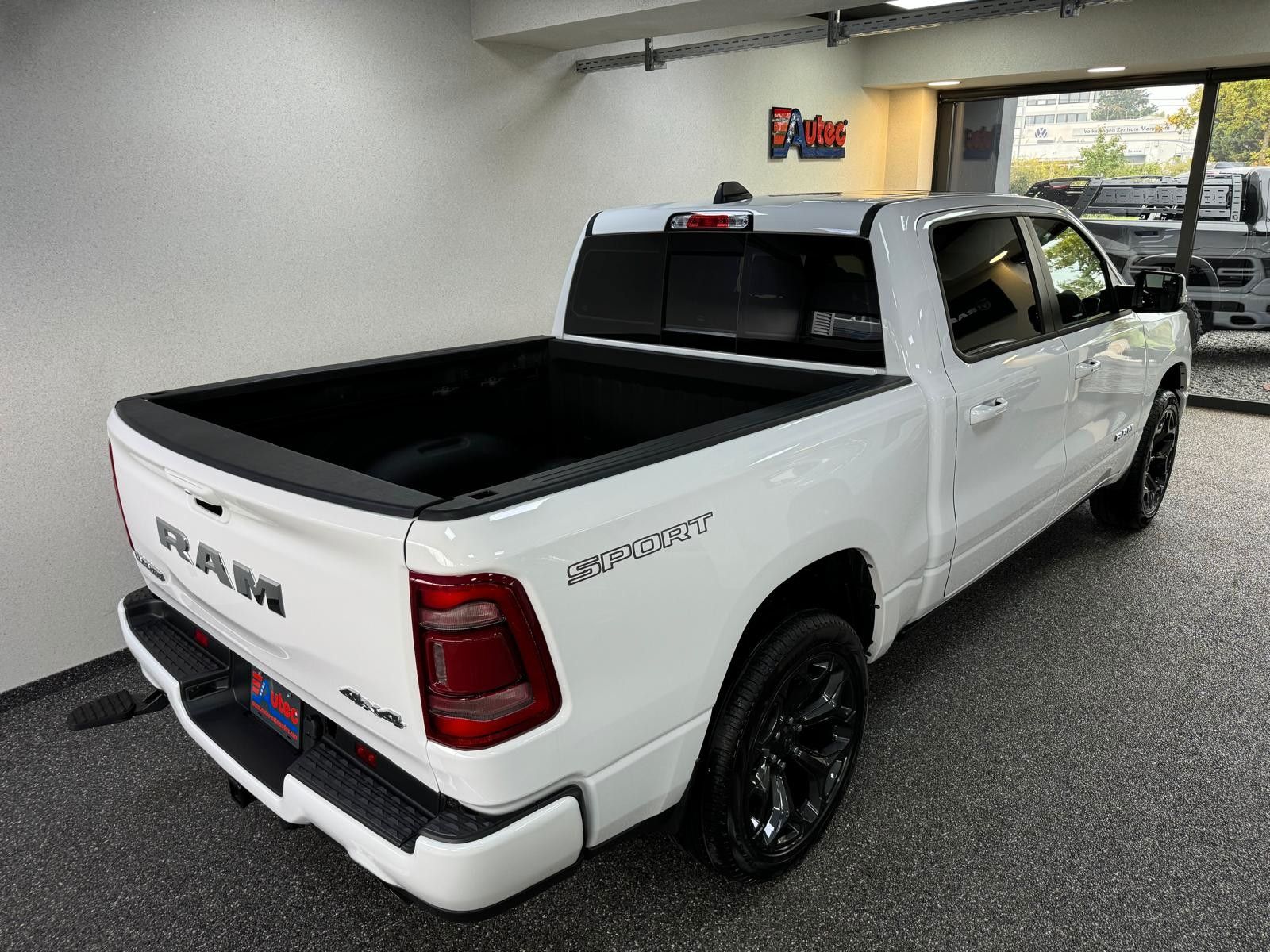Fahrzeugabbildung Dodge LARAMIE CREW CAB SPORT  12" LUFTF. 22"  HEMI 4x4