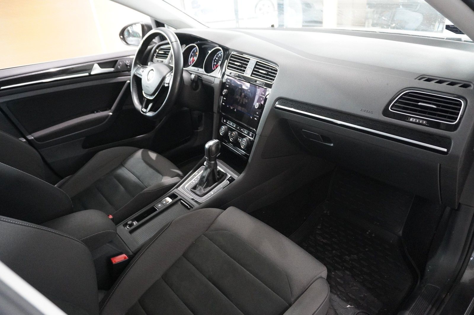 Fahrzeugabbildung Volkswagen Golf VII VARI. 1.5 TSI HIGHLINE NAVI/SPORT/AHK