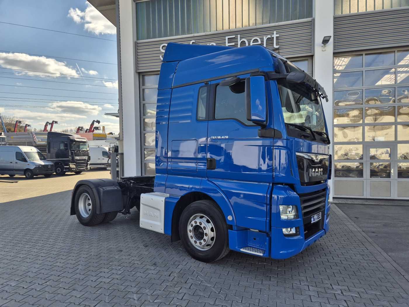 Fahrzeugabbildung MAN TGX 18.470 4x2 LLS Fahrschule 5 Sitze Intarder