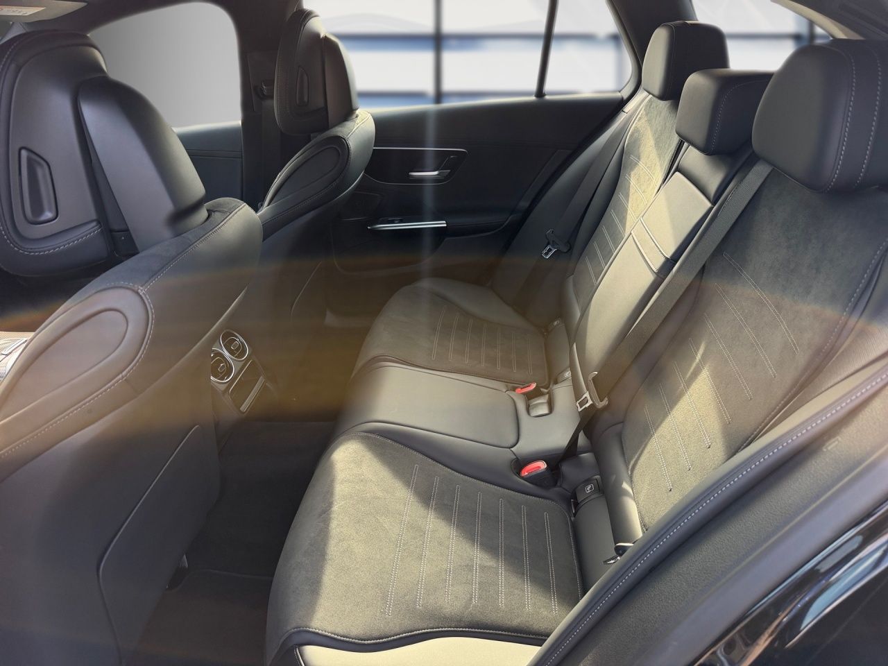 Fahrzeugabbildung Mercedes-Benz C 300 d T AMG+AHK+EASYPACK+AMBIENTE+LED+KAMERA+