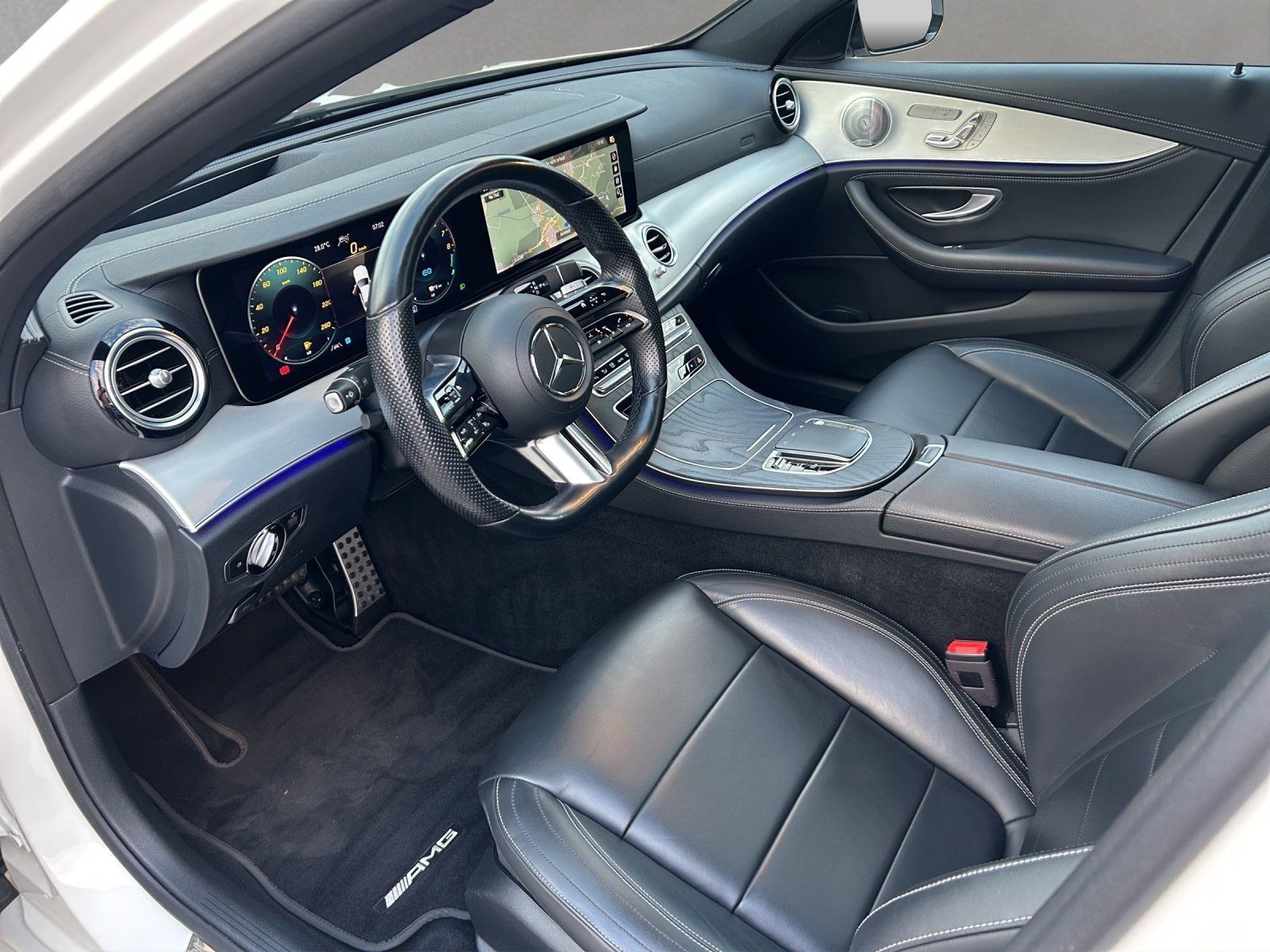 Fahrzeugabbildung Mercedes-Benz E300e 4M AMG Pano DISTR Burm HUD KeyGo MLED 360°