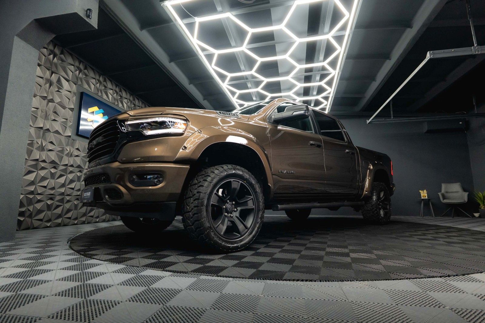 Fahrzeugabbildung Dodge RAM 5.7 V8 HEMI 4x4 OFFROAD Night Limited 19%