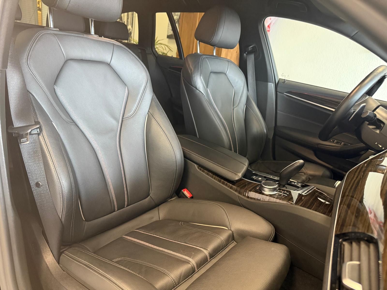 Fahrzeugabbildung BMW 540i Touring xDrive M /1.HAND/ SCHECKHEFT