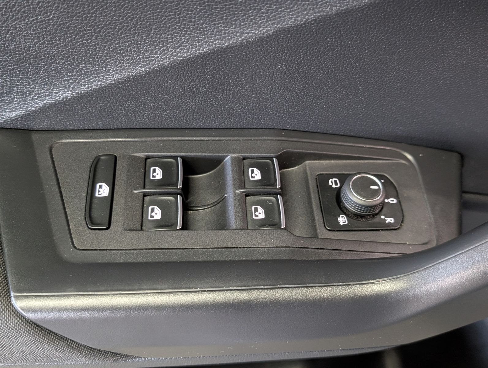 Fahrzeugabbildung Volkswagen T-Roc 1.6 TDI IQ.DRIVE ACC LED KAM SHZ AHK VIRT