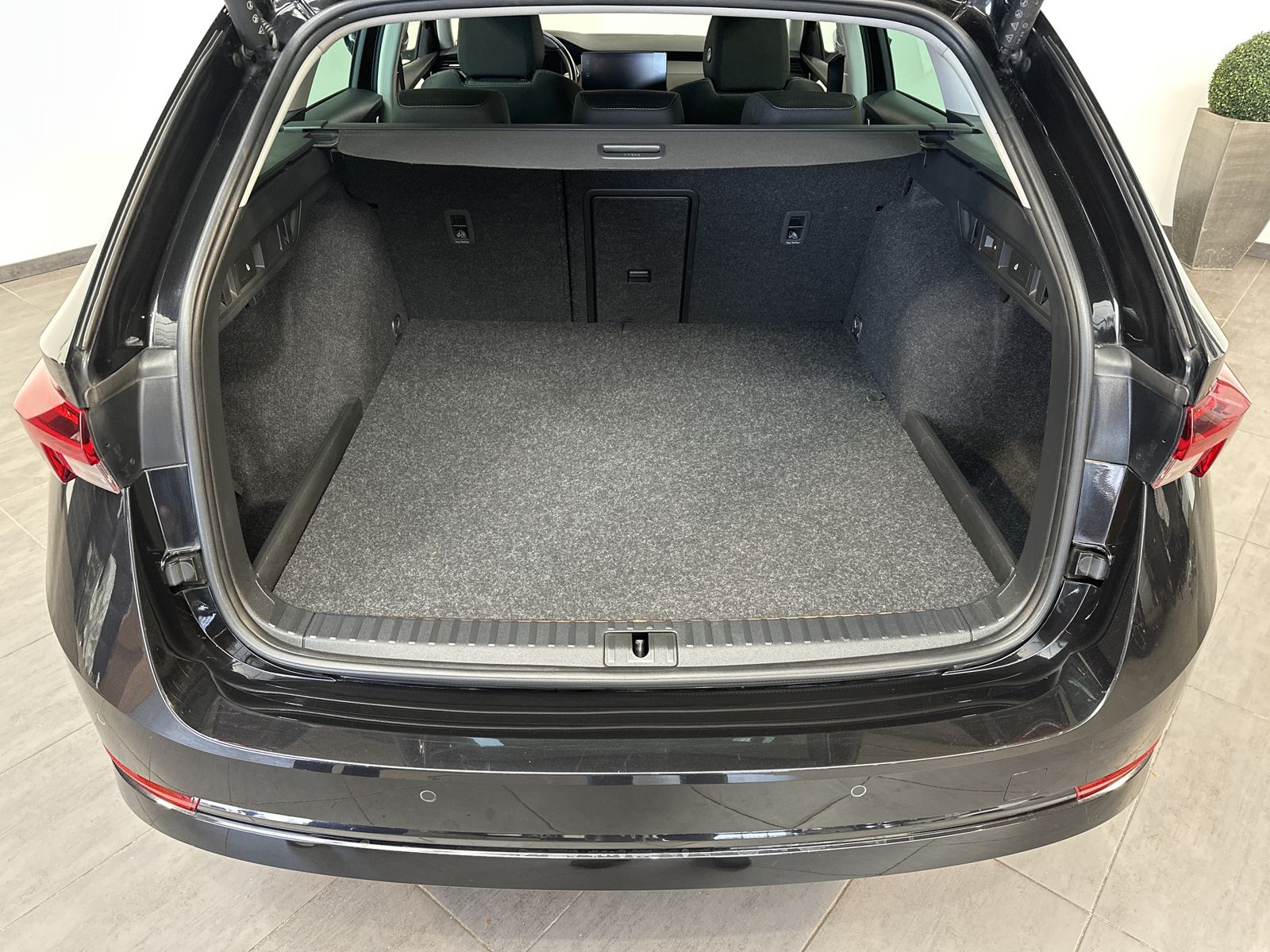 Fahrzeugabbildung SKODA Octavia Combi Clever iV Hybrid NAV+LED+AHK+18ZO