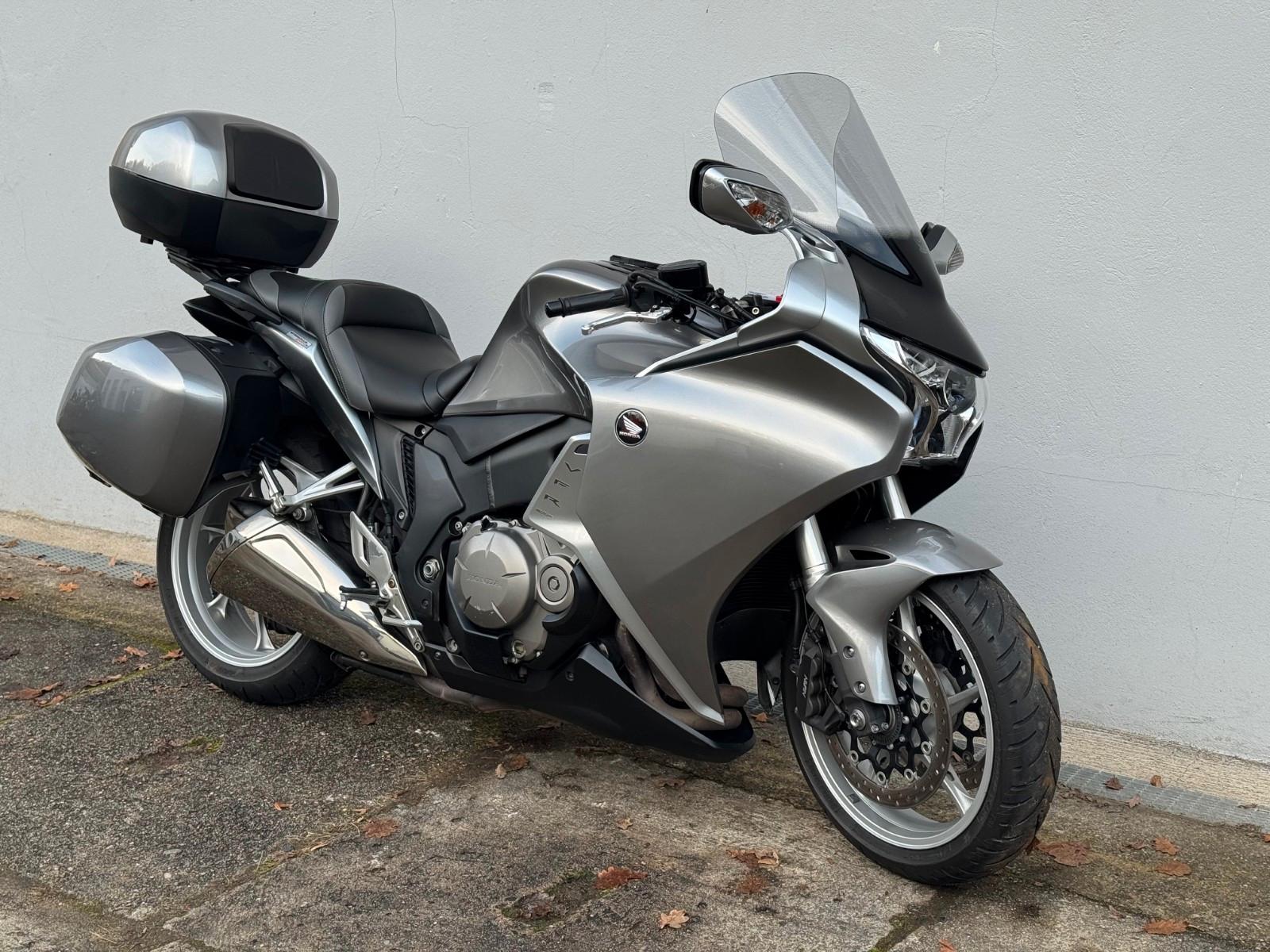 Honda VFR1200F mit Koffern