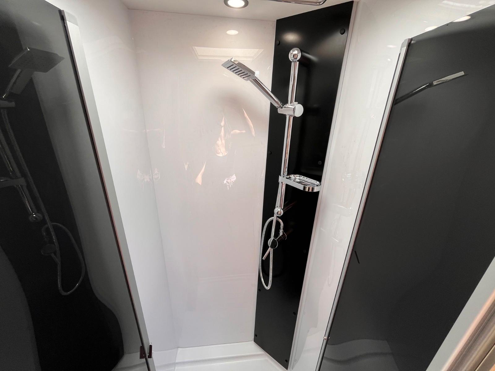 Challenger 317 Ultimate Solar Markise mit Hubbett – Foto 17 von 27
