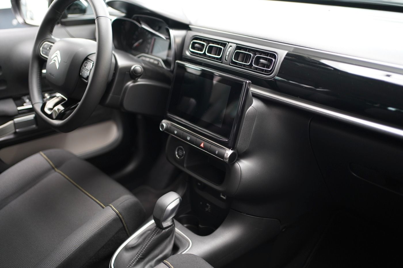 Fahrzeugabbildung Citroën C3 PureTech 110 EAT6 Shine Pack Automatik Navi