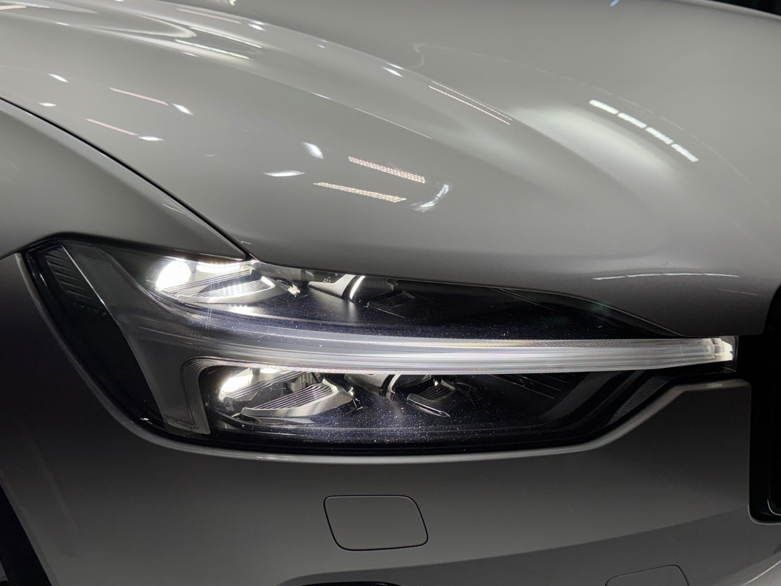 Fahrzeugabbildung Volvo XC 60 Plus Dark AWD |H/K|STDHZ|LED