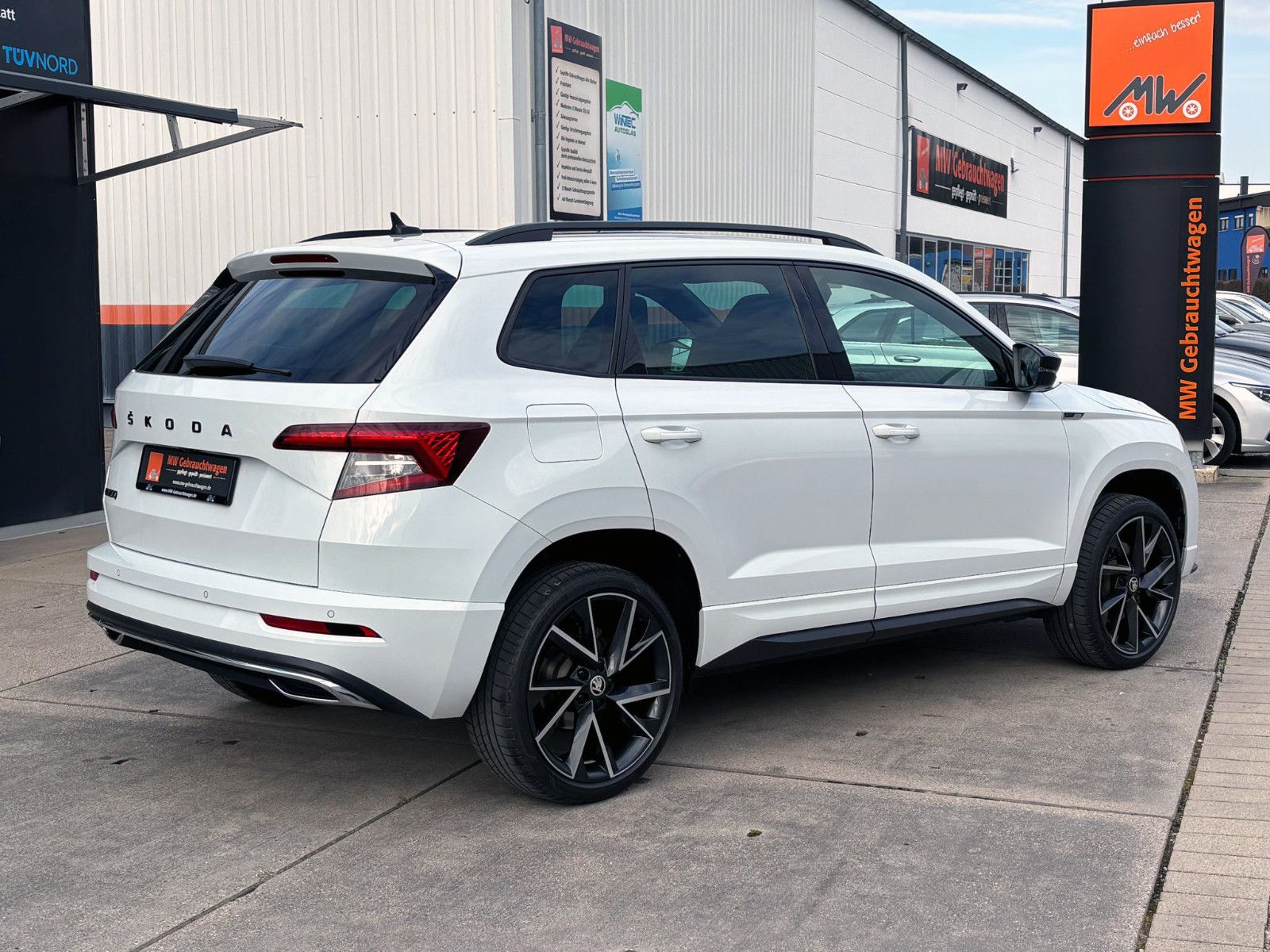 Fahrzeugabbildung SKODA Karoq 1.5TSI DSG SPORTLINE ACC 360° PANO AHK LED