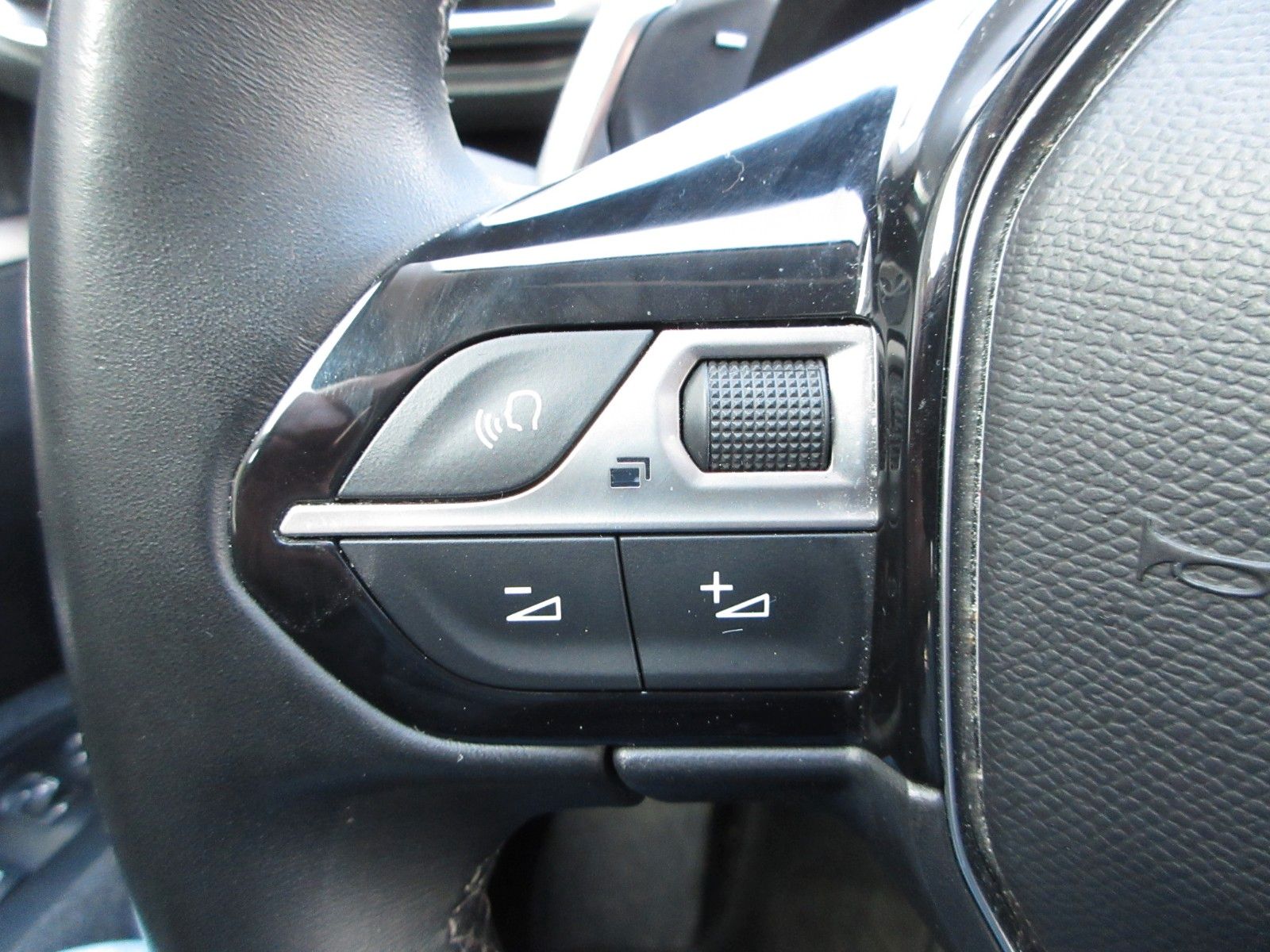 Fahrzeugabbildung Peugeot 5008 Active 1.2T NAVI/PDC/VIRTUAL/7-SITZER