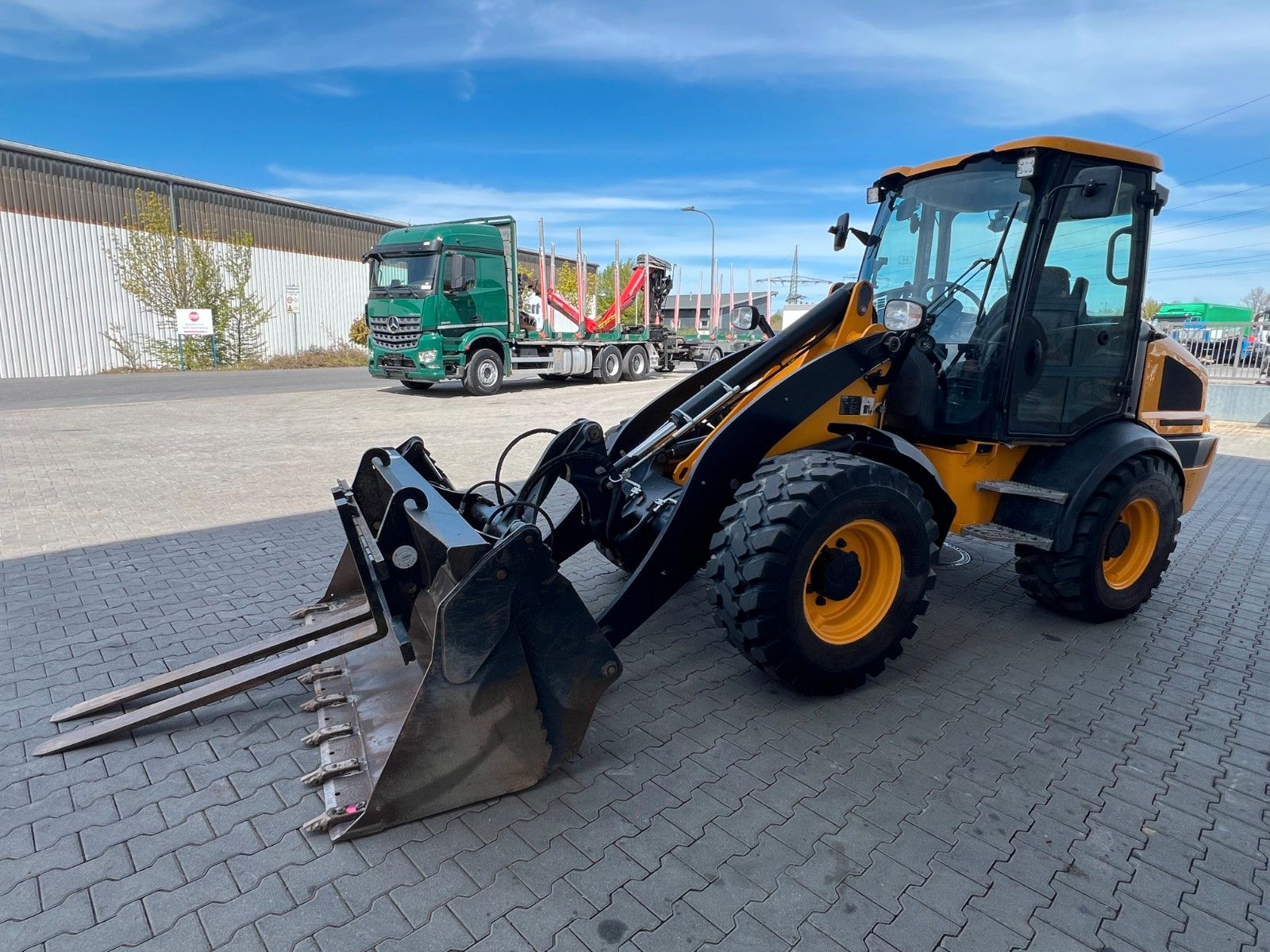 Fahrzeugabbildung JCB 409 SV / nur 2.496h / Klima Klappschaufel Gabel