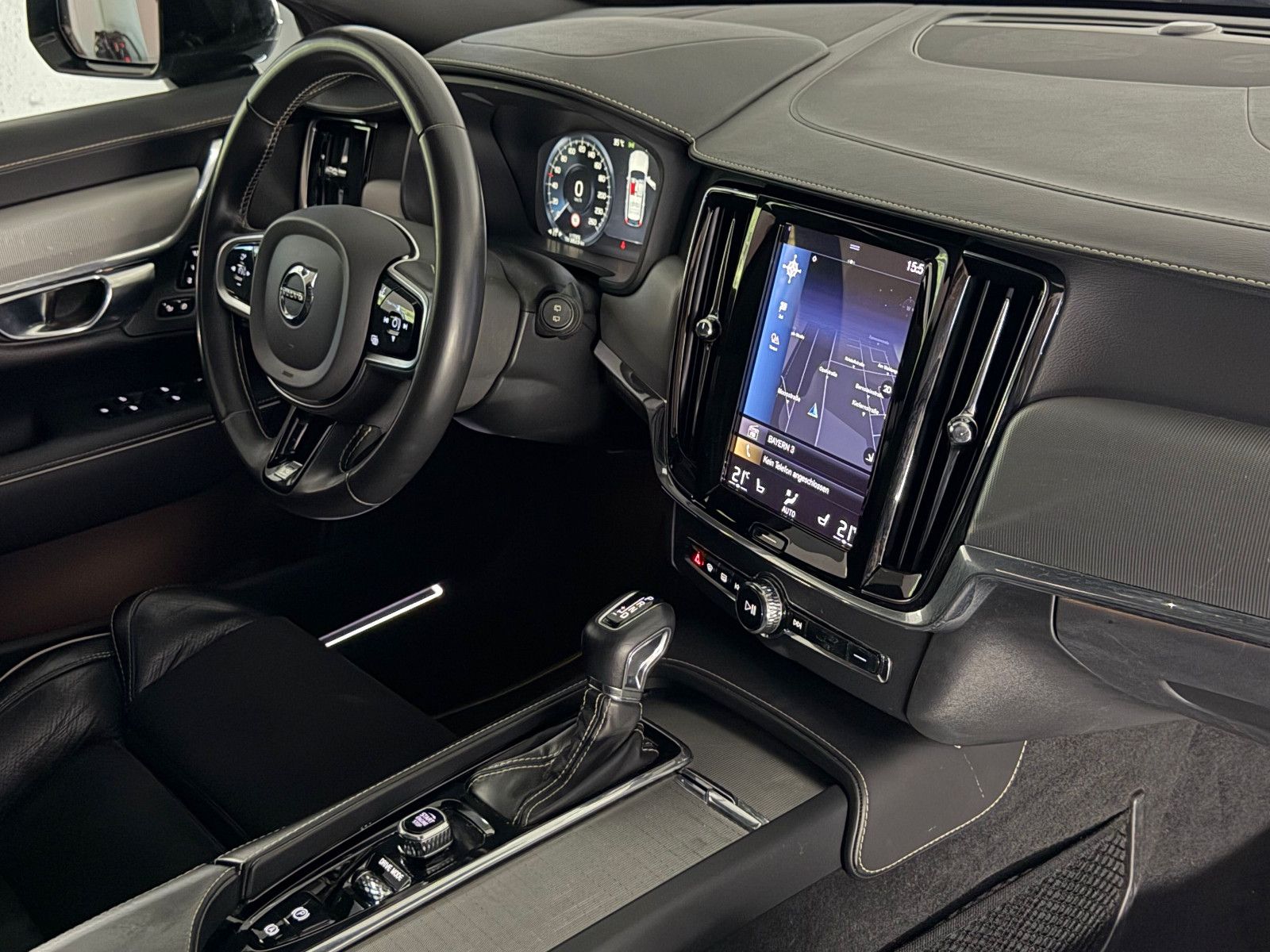 Fahrzeugabbildung Volvo V90 Kombi R Design D5 AWD/MEMORY/AHK/LED/KAM