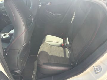 Fahrzeugabbildung Mercedes-Benz CLA 200 Shooting Brake AMG Navi PDC SHZ LED uvm