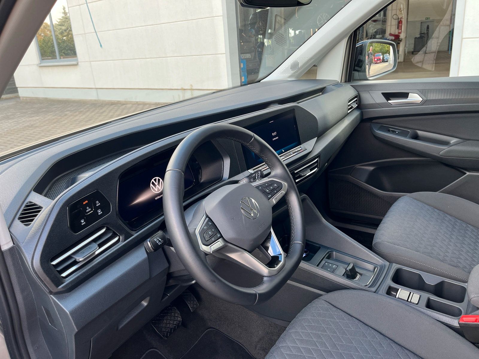 Fahrzeugabbildung Volkswagen Caddy Maxi 1.5 TSI DSG Life AHK ACC KAMERA