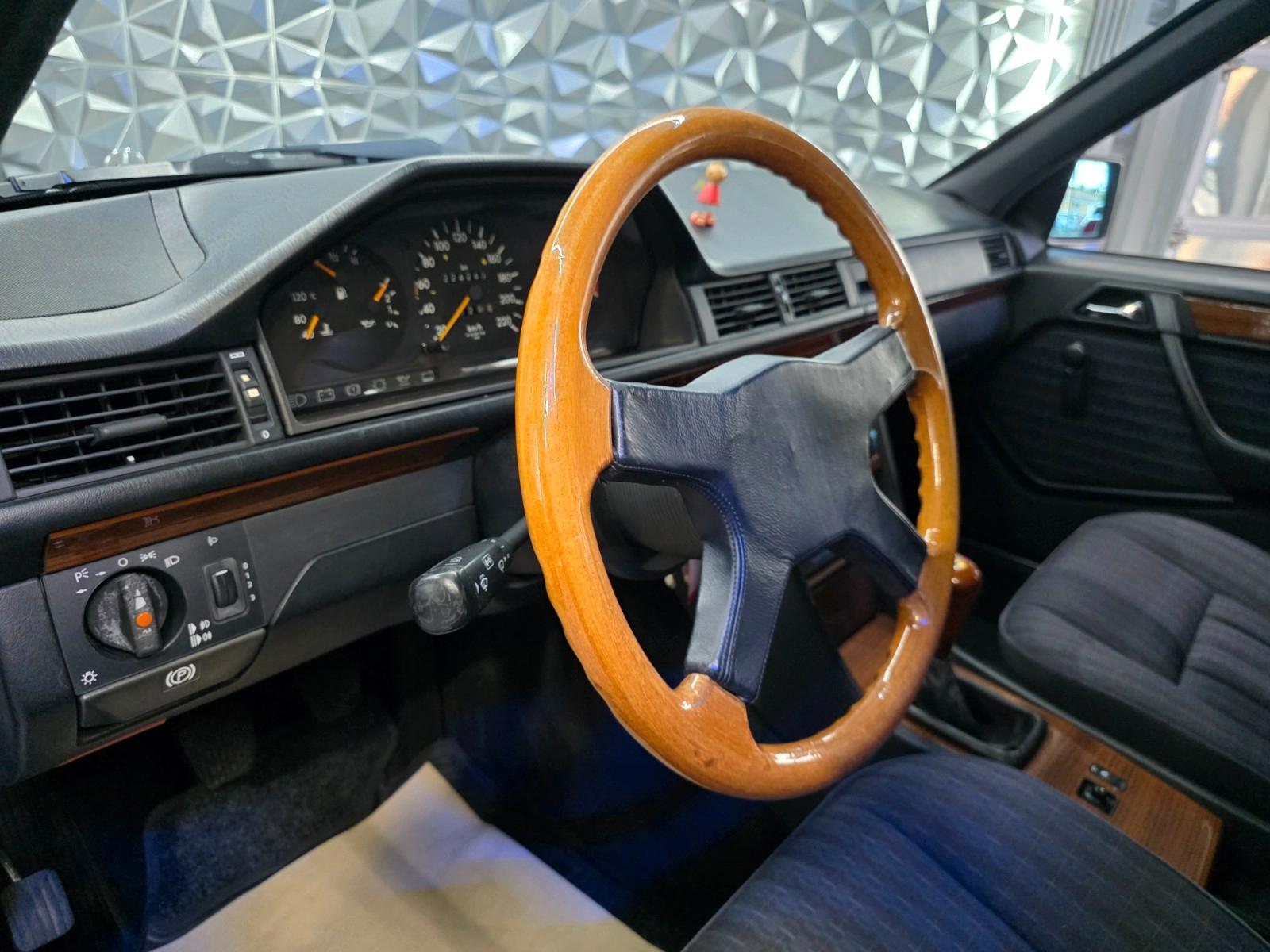 MERCEDES-BENZ E 230 TE BREAK W124 132 ch BVM 1ère MAIN - ATTELAGE - TOIT OUVRANT - 224240 km