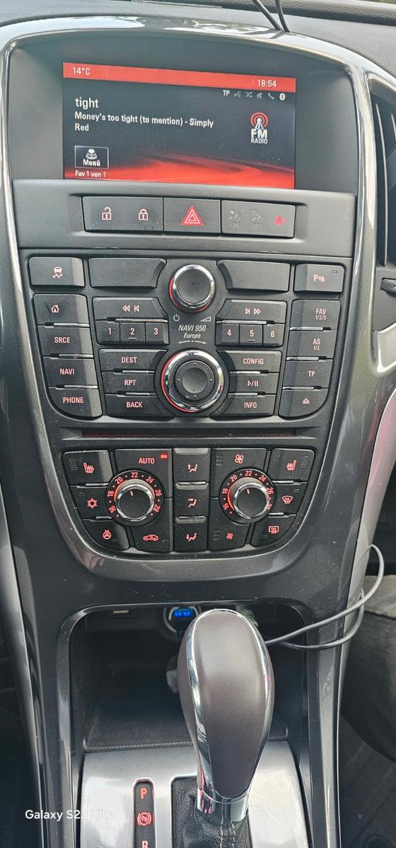 Opel Astra 2014 — interior