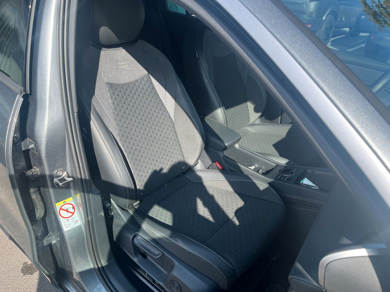 Fahrzeugabbildung Volkswagen T-Roc 1.5 eTSI 110 kW R-Line