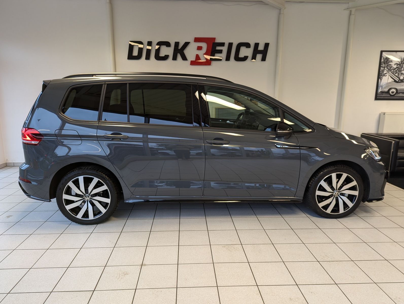 VW Touran 2.0 DSG R-Line High. Pano 7-Si IQ.Drive A - Image 8