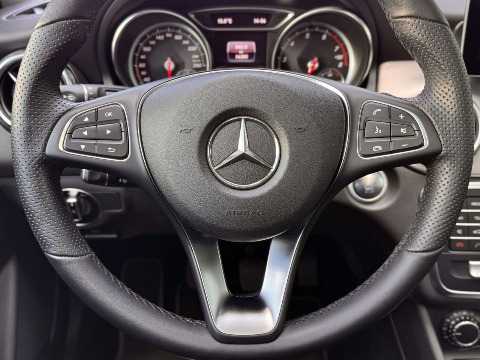 Mercedes-Benz GLA 180 Urban STANDHEIZUNG PANORAMA LED foto 18