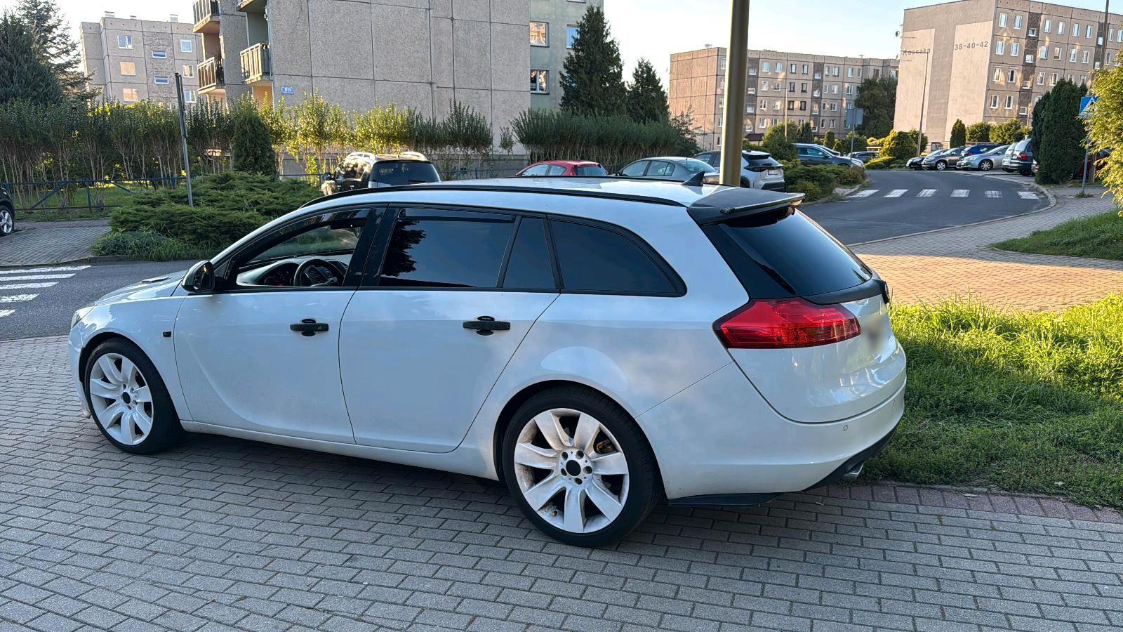 Opel Insignia 2010 — салон