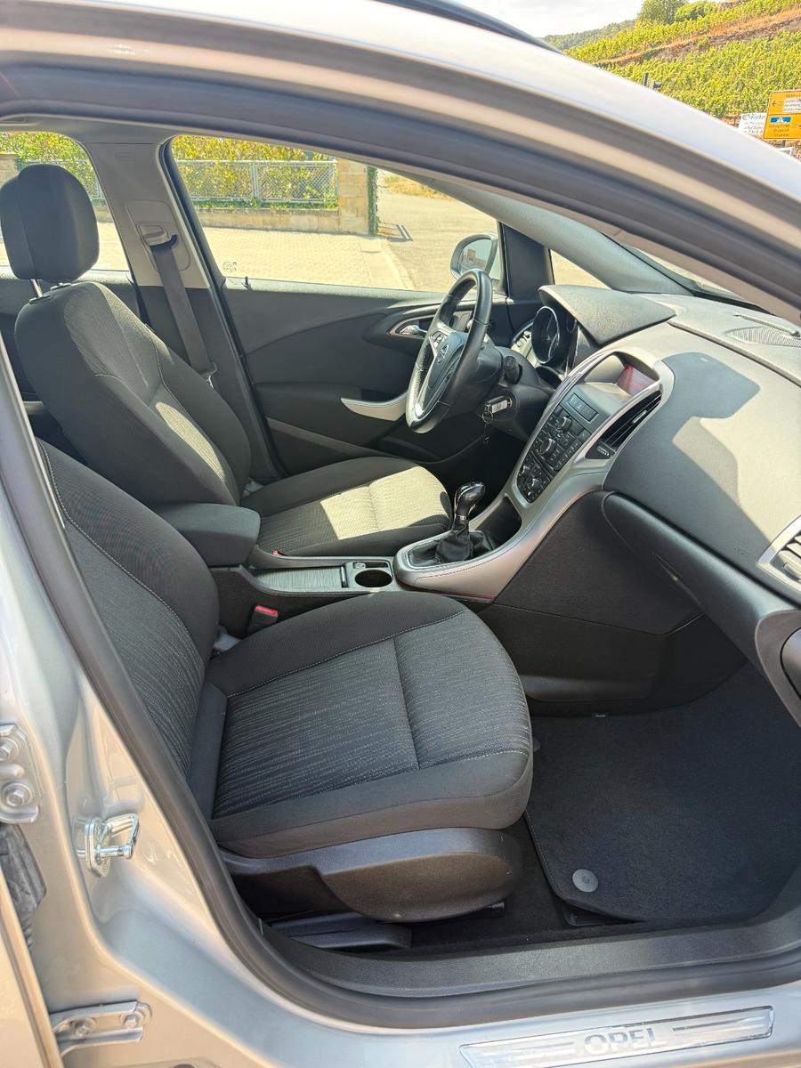 Opel Astra 2010 — photo 12
