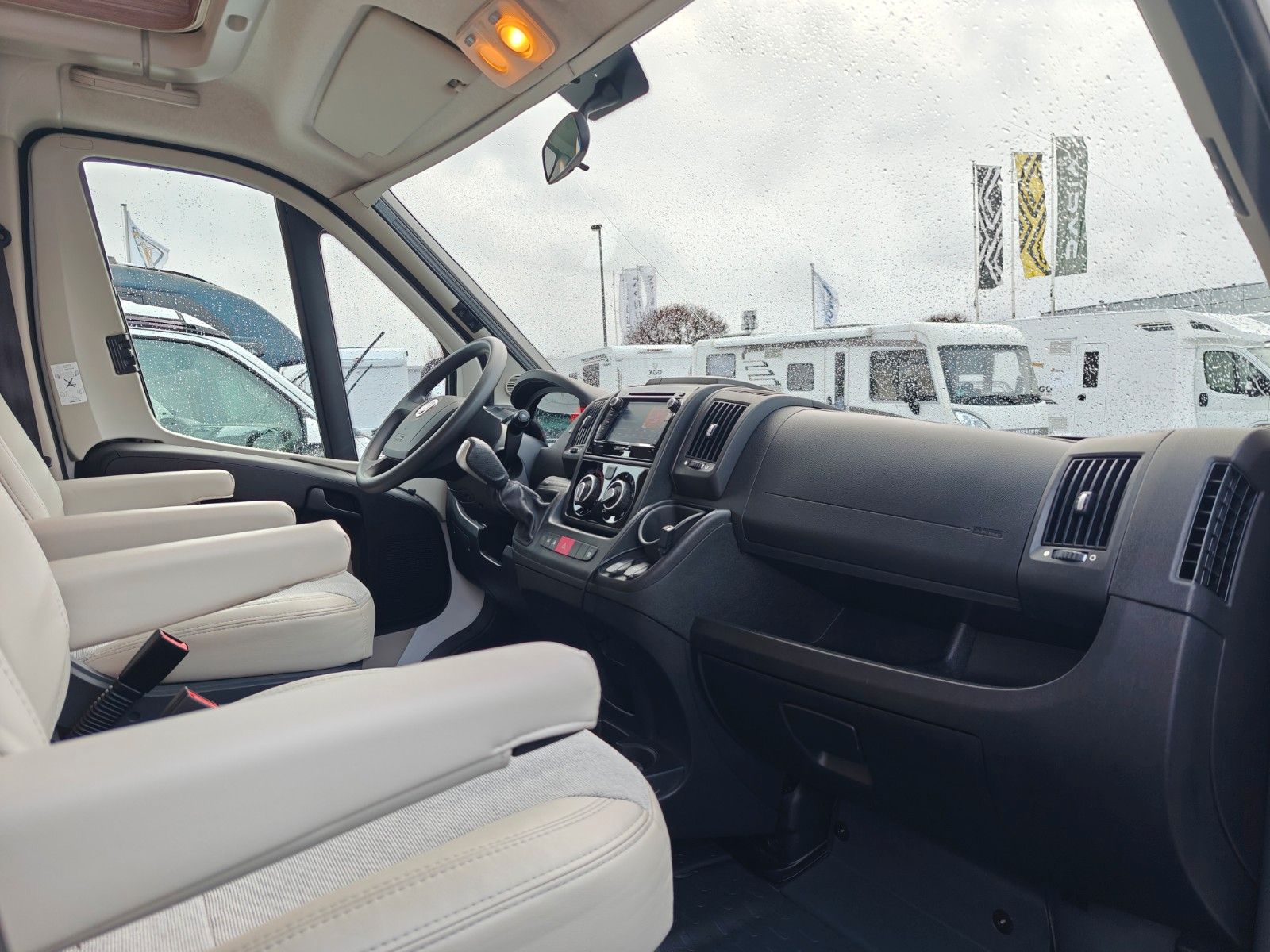 Fahrzeugabbildung Carado T-348 - Automatik, SAT, TV, 2x Solar, Hubbett -