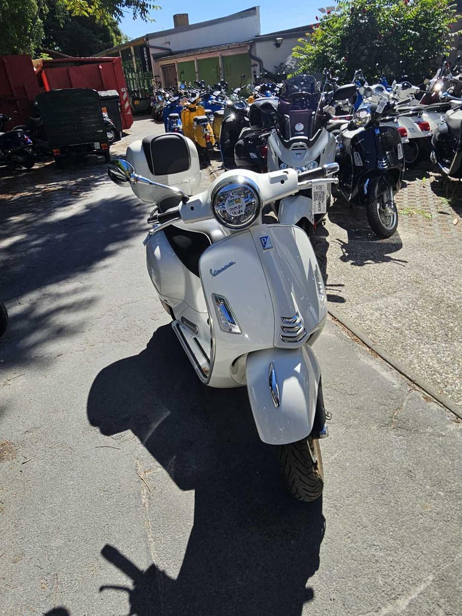 Vespa GTS 125 mit Topcase