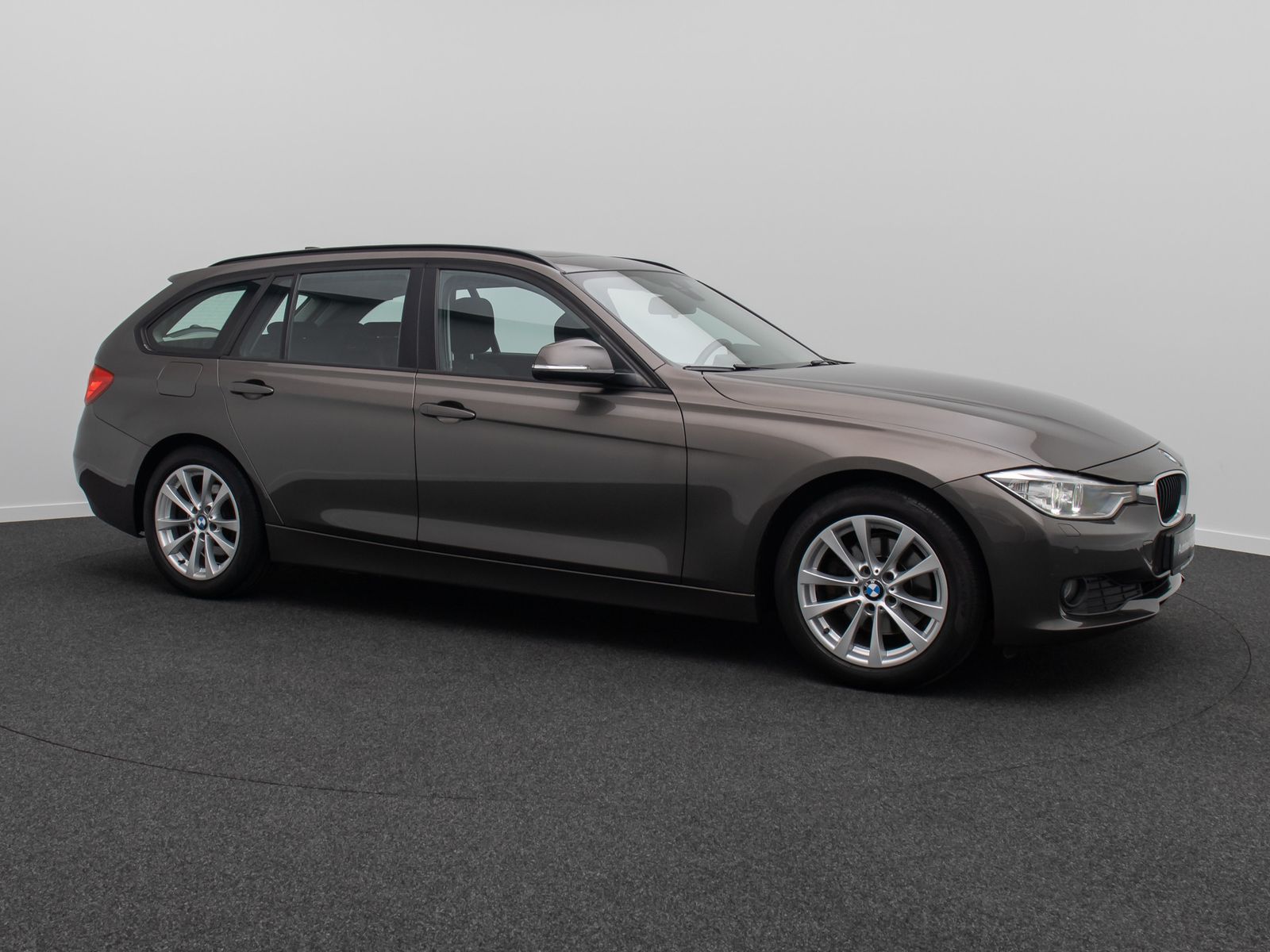Fahrzeugabbildung BMW 320d GeschwindigReg HUD HiFi Xenon AHK Panorama