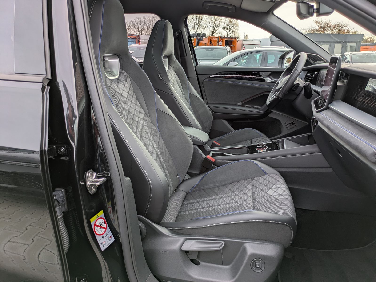 Fahrzeugabbildung Volkswagen Tayron 2.0 TDI 4M R-Line 7Si*MATRIX*AHK*PANO*HUD