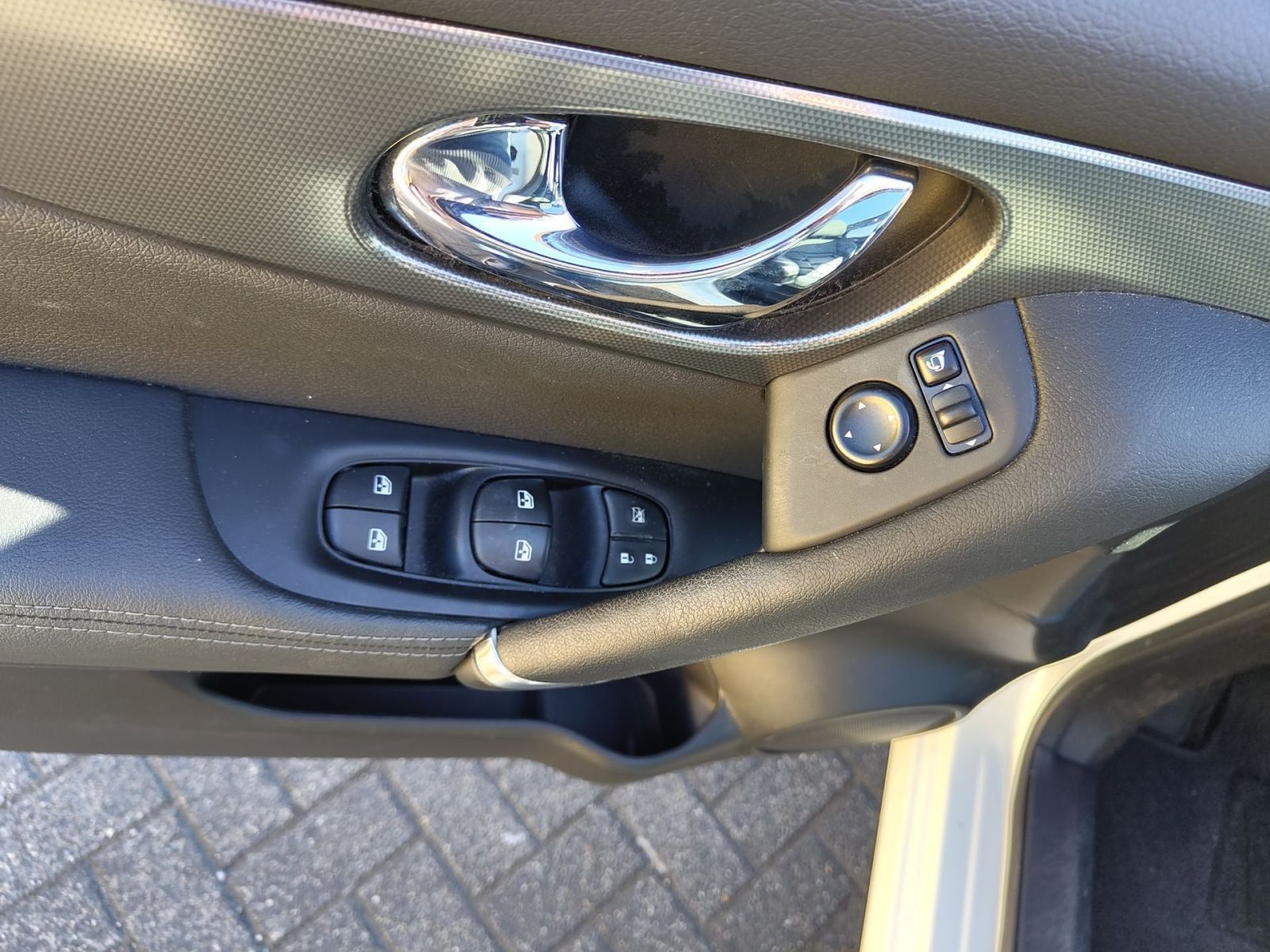 Fahrzeugabbildung Nissan Qashqai 1.3 DIG-T Akari*NAVI*360°KAMERA*SHZ*PDC