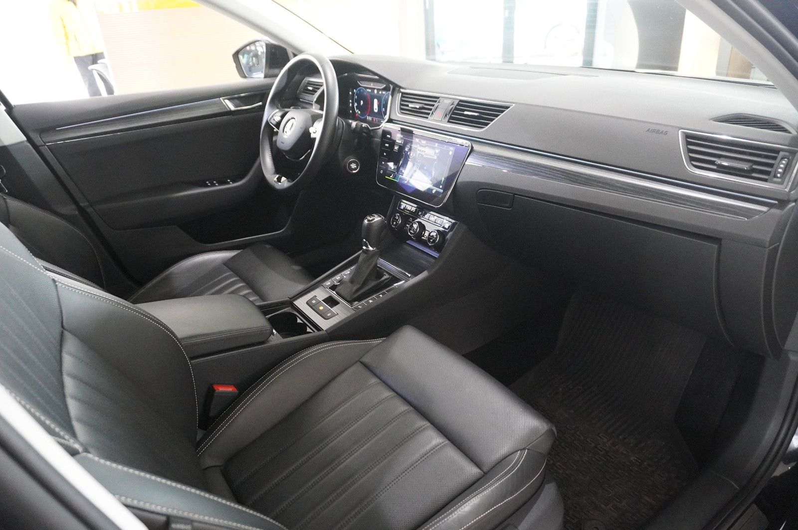 Fahrzeugabbildung SKODA Superb Combi 2.0D PREMIUM 4X4 NAVI/LED/360°/AHK